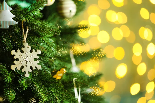 Árbol de Navidad decorado sobre fondo borroso, brillante y de hadas — Foto de Stock