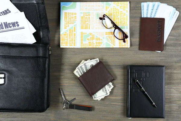 İş gezisi şeyler ahşap arka plan üzerinde kümesi