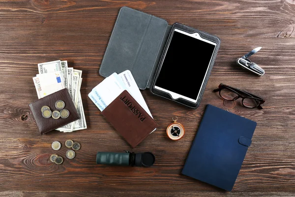 Conjunto de material de viagem em fundo de madeira — Fotografia de Stock