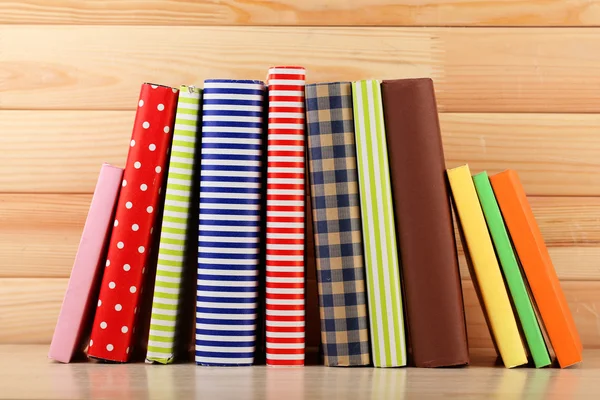 Livros na prateleira, close-up, sobre fundo de madeira — Fotografia de Stock