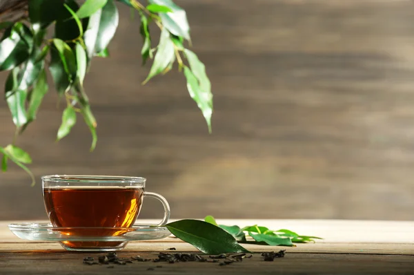 Tasse de thé vert sur table sur fond bois — Photo