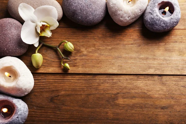 Spa taş ve ahşap arka plan üzerinde orkide çiçek — Stok fotoğraf