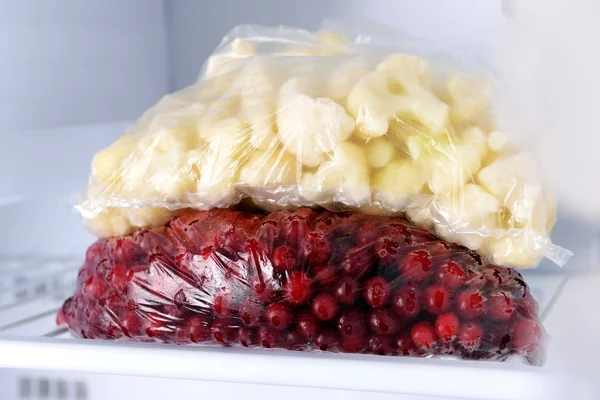 Frutas e legumes congelados em sacos de perto — Fotografia de Stock