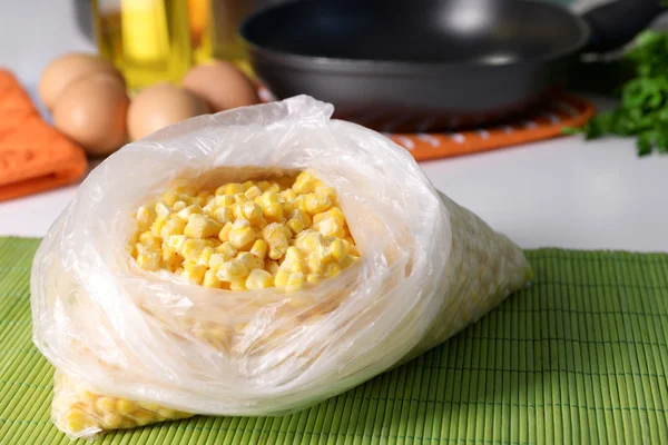 Maïs congelé en sac sur la table de cuisine fermer — Photo