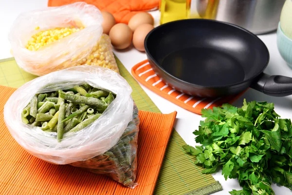 Ingredientes para cocinar en la mesa de la cocina de cerca — Foto de Stock