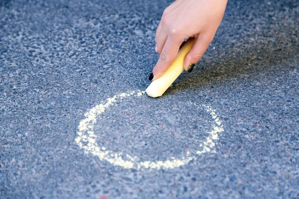 Girl drawing with chalk on asphalt — Stock Photo, Image