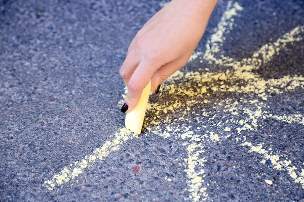 Girl drawing with chalk on asphalt — Stock Photo, Image