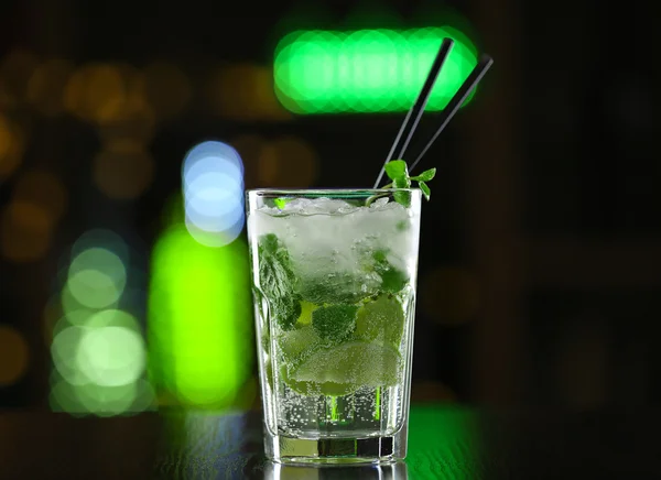 Bicchiere di cocktail sullo sfondo del bar — Foto Stock