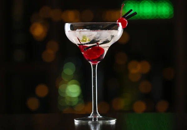 Glass of cocktails on bar background — Stock Photo, Image