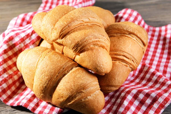 Finom croissant-t a közeli táblázat — Stock Fotó