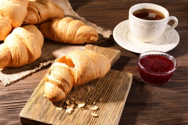 Deliciosos croissants en primer plano de la mesa —  Fotos de Stock