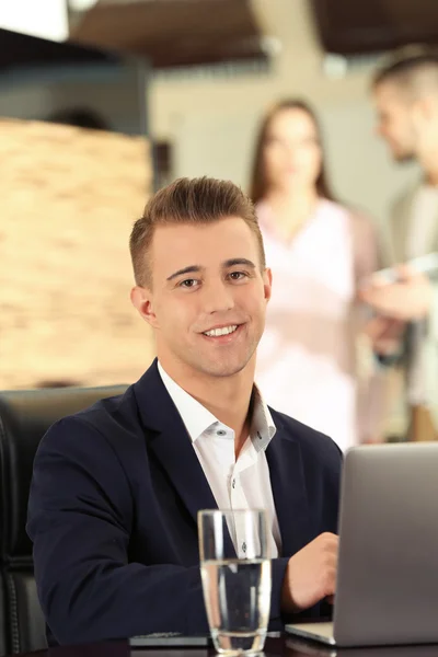 Empresario trabajando en sala de conferencias — Foto de Stock