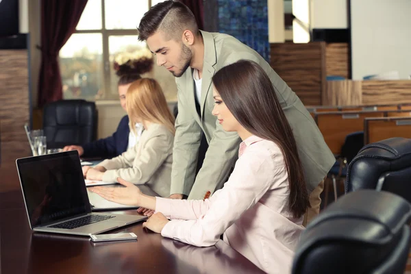 Imprenditrice e uomini d'affari che lavorano al notebook in sala conferenze — Foto Stock