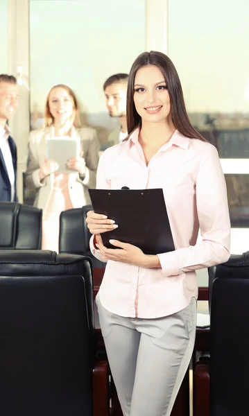 Mujer de negocios en la sala de conferencias — Foto de Stock