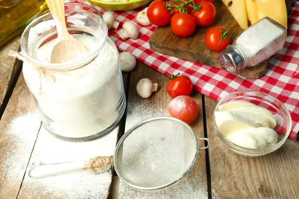 Voedingsmiddelen en nieuwe voedselingrediënten voor het koken op tafel close-up — Stockfoto