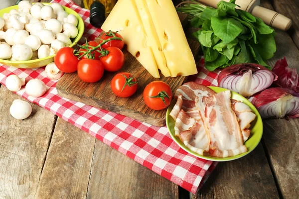 Voedingsmiddelen en nieuwe voedselingrediënten voor het koken op tafel close-up — Stockfoto