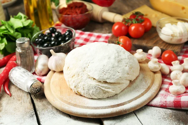 Voedselingrediënten voor pizza op tafel close-up — Stockfoto