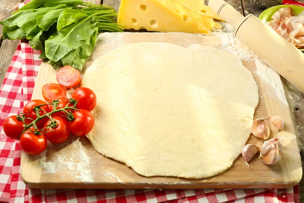 Ingredientes alimentares para pizza na mesa de perto — Fotografia de Stock