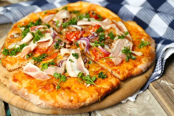 Smakelijke pizza met groenten — Stockfoto