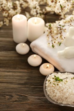 Spa natürmort çiçekli dallar ahşap arka plan üzerinde