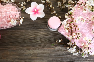 Spa natürmort çiçekli dallar üzerinde ahşap masa, üstten görünüm