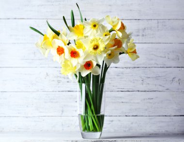 Ahşap arka plan üzerinde taze nergis çiçekleri