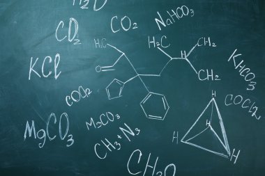 molekül modelleri ve tahta arka plan sayfasındaki formülleri