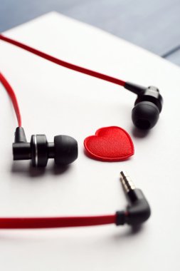 Küçük kalp, closeup kağıda beyaz kulaklık