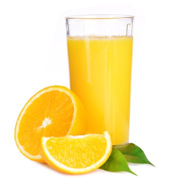 Beyaz üzerine izole edilmiş bir bardak portakal suyu.