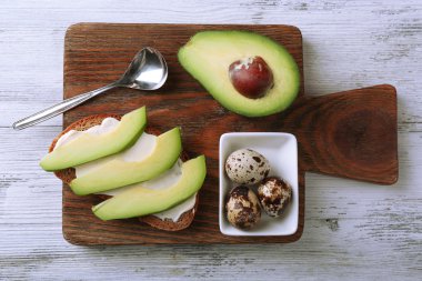 Dilimlenmiş ekmek ile avokado ve haşlanmış bıldırcın eggson