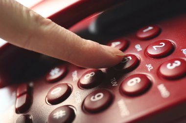 Bir arama yapmak, yakın çekim için telefon üzerinde numara düğmesine basarak parmak