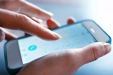 Smartphone cep telefonu ile parmak dokunmatik numarasını bir arama yapmak, yakın çekim için