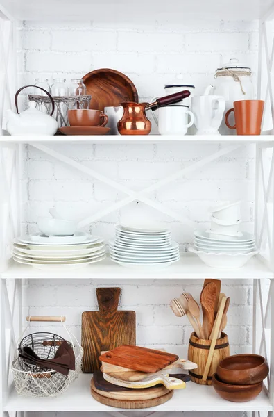 キッチン棚白いレンガ壁の背景に料理付け — ストック写真