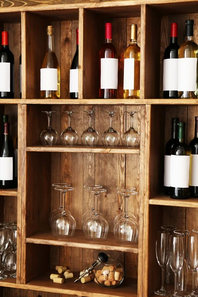Polcok és borosüvegek, szemüveg, a fából készült háttér — Stock Fotó