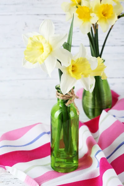 Fleurs narcisses fraîches sur fond bois — Photo