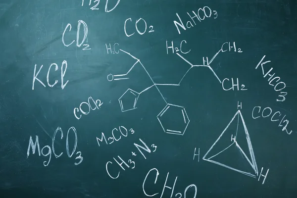 Molecuul modellen en formules op blackboard achtergrond — Stockfoto