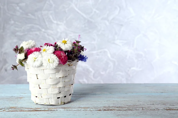 Kleurrijke Lentebloemen op lichte achtergrond achtergrond — Stockfoto