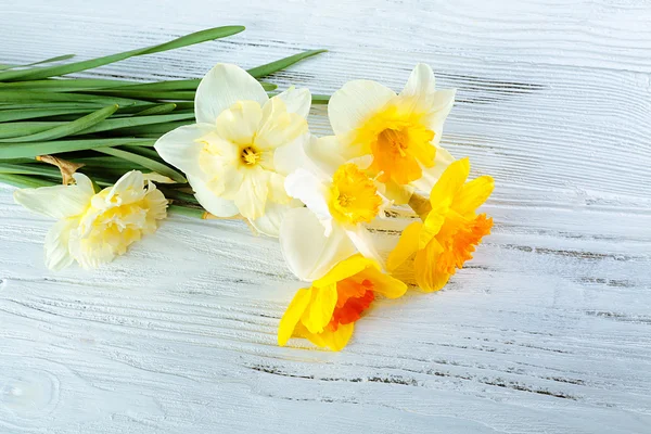 Ferske narsissos-blomster på trebakgrunn – stockfoto