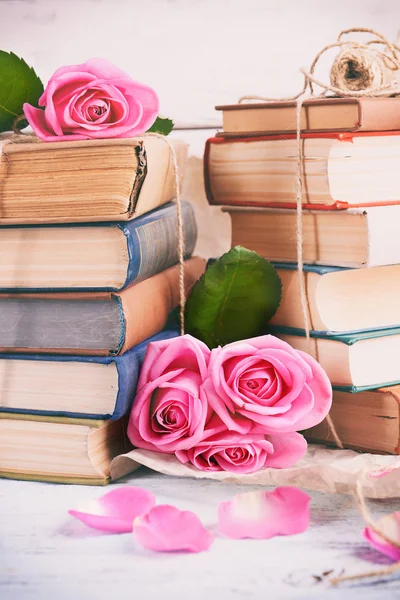 Belles roses roses avec pile de livres, gros plan — Photo