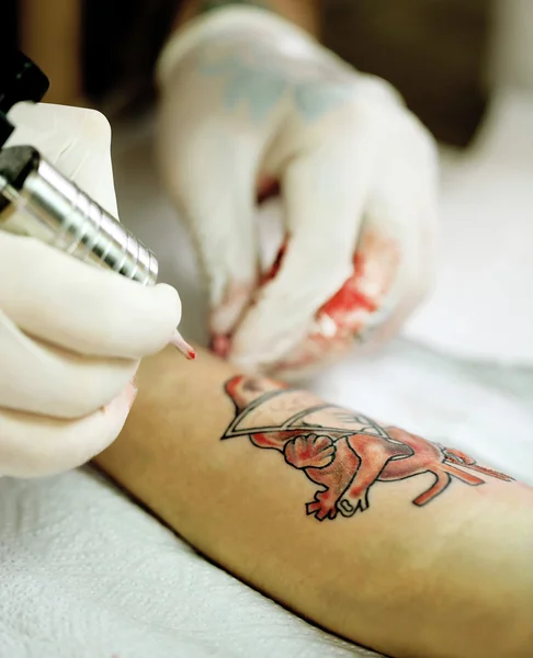 Artysta tatuażu w pracy, szczelnie-do góry — Zdjęcie stockowe