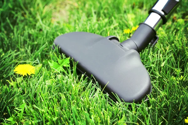 Metalen pijpje voor vacuum cleaner in actie - schoon tapijt van echte groen gras. Ecologie concept — Stockfoto