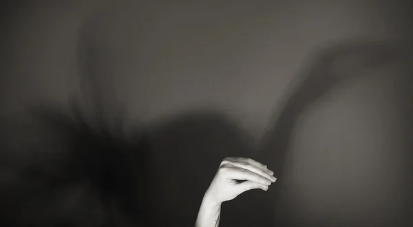 Рука жест, як страуси на сірому фоні — стокове фото
