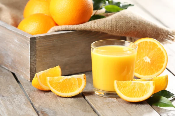 テーブルのクローズ アップのオレンジ ジュース — ストック写真