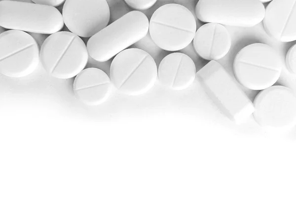 Многие таблетки изолированы на белом — стоковое фото