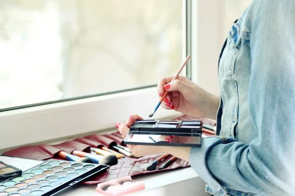 Artista de maquillaje femenino con cosméticos en primer plano de trabajo —  Fotos de Stock