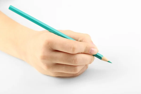 Женская рука с цветным карандашом, изолированным на белом — стоковое фото