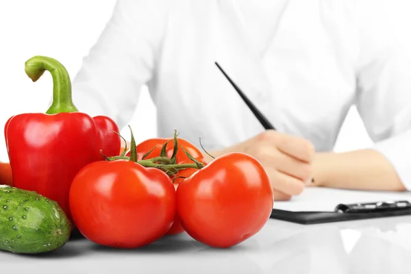 Medico nutrizionista che scrive dieta piano, isolato su bianco — Foto Stock