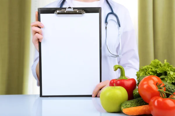 Medico nutrizionista con blocco appunti per il piano di dieta in ufficio — Foto Stock