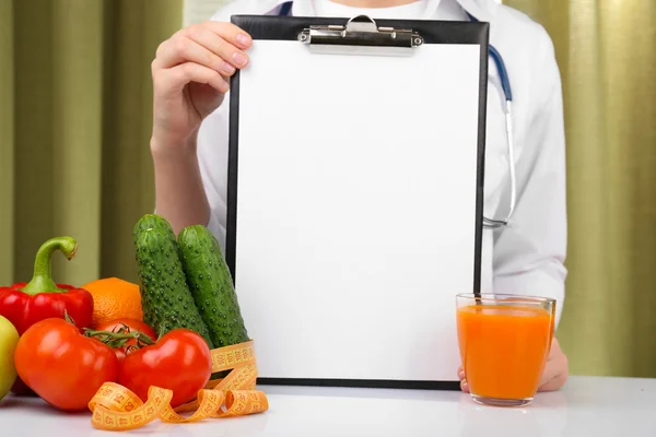 Ernährungsmediziner mit Klemmbrett für Diätplan im Büro — Stockfoto