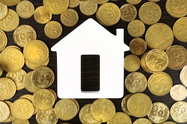 Modello di casa con mucchio di monete, primo piano — Foto Stock
